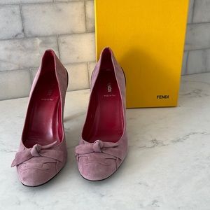 *FENDI* Mauve suede pumps with bow detail.
